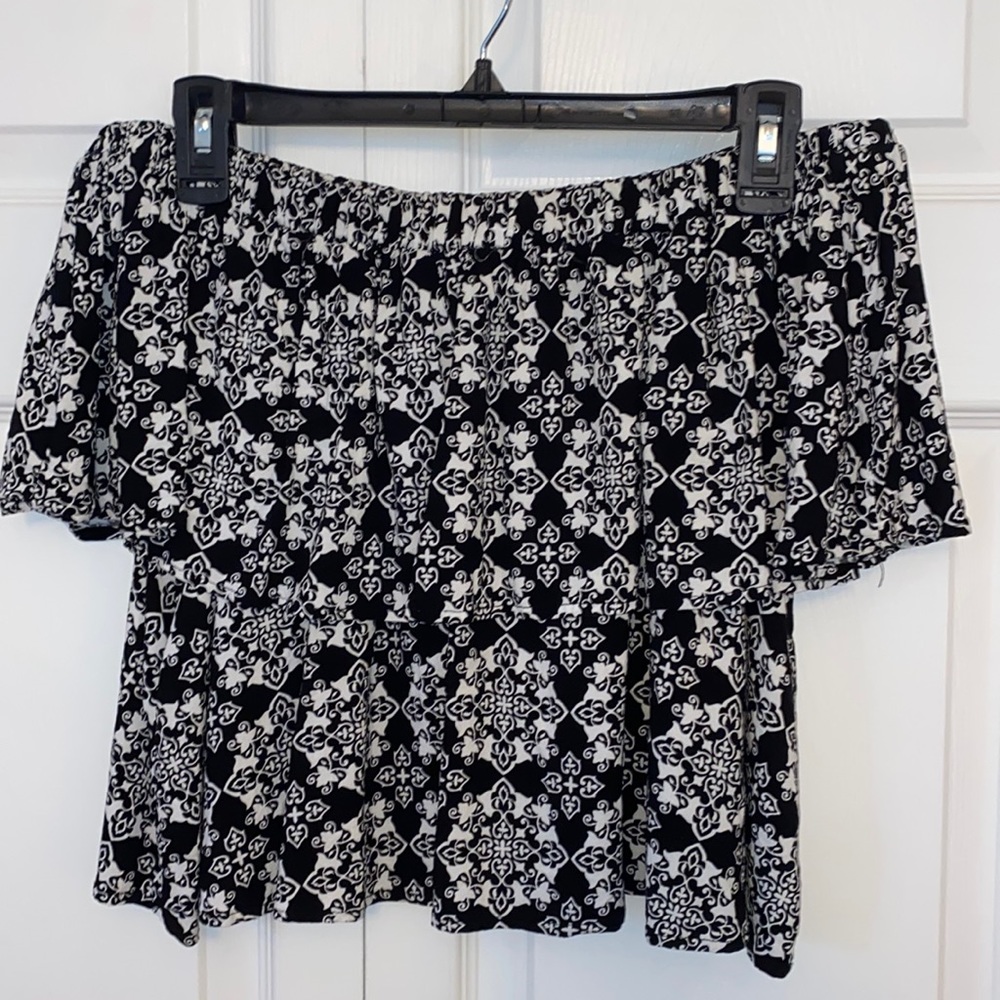 Sapphire O-strapless cropped top. Black and white pattern. Size L